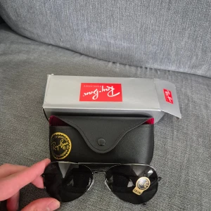 Svarta Ray-Ban aviator solglasögon - Ray-Ban solglasögon med klassisk svart, priset går att diskuteras