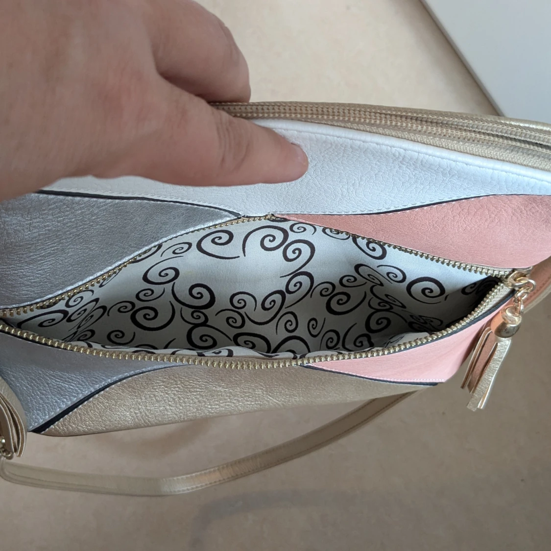 Färgglad axelväska med tofsar - 4