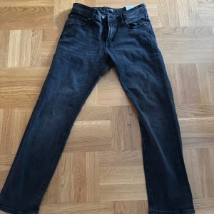 Svarta slim jeans Jack & Jones - Snygga svarta jeans med en fin tvätt från Jack & Jones, modell Slim/ Glenn. Storlek 28/30, tveka inte på att höra av er! 