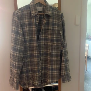 Flanellskjorta  - Säljer en schysst flanellskjorta från NN.07 i storlek S, nästan aldrig använd då det var ett spontan köp, sitter bra på mig som är 170cm och väger 60kg! Möta upp i Gbg