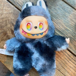 Secret labubu  - Säljer denna secret labubu som jag köpte på merch sweden, helt ny fick hem den idag, men blev missnöjd med vilken jag fick, säljs till högre pris då det är en secret