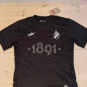 AIK fotbollströja Nike  - Säljer nu en AIK fotbollströja helt ny. Storlek L.