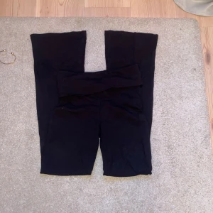 Svarta bootcut yogabyxor - Svarta yogapants de är bootcut och low waist. Används bara några få gånger🥰 xxs/152 