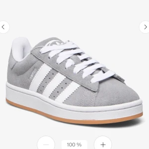 Grå adidas Campus sneakers mocka - Snygga grå adidas Campus, använda ca 4 gånger💕nypris runt 1000kr mitt pris 750kr men kan diskuteras🙌🏻