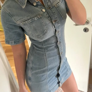 Jeansklänning  - Säljer denna jeansklänningen från Zara som är använd en gång, i storlek S!