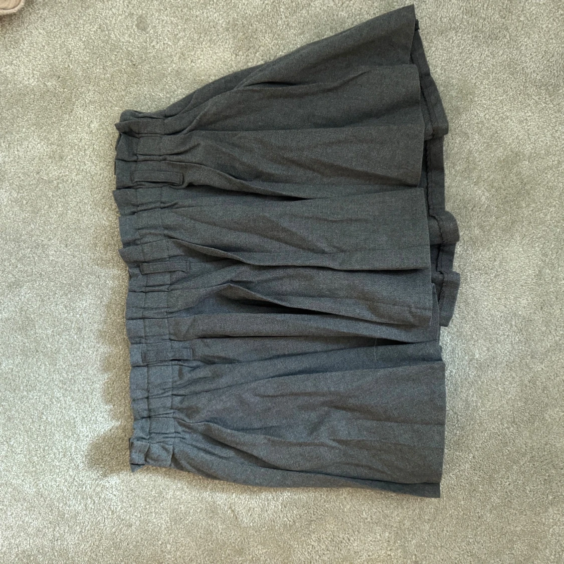 Mörkgrå volangkjol med resår