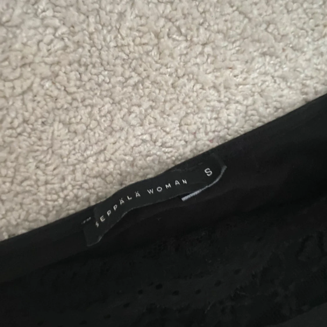 Svart kort klänning med spetsärmar - 4