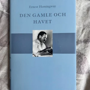 Den gamle och havet - En klassisk berättelse om Santiago, en envis fiskare som kämpar mot havet och dess utmaningar. Perfekt för dig som gillar episka äventyr, starka karaktärer och att utforska människans kamp mot naturen. En bok som inspirerar och berör unga läsare.