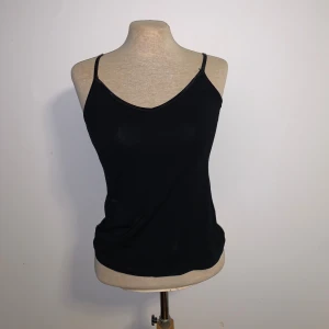 3-pack linnen i svart, blått och vitt - Säljer tre  linnen med smala axelband i svart, blått och vitt. Alla har en enkel, tight passform. Bild 1: Svart linne från flash storlek S. Bild 2: blå/turkos linne från H&M storlek 36. Bild 3: vitt linne från H&M storlek S