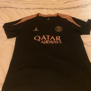 Psg tröja - En fin psg tröja och den är en träningströja jätte snyggt äkta köpte för 399kr och säljer den för 299kr kanske jag ändrar priset