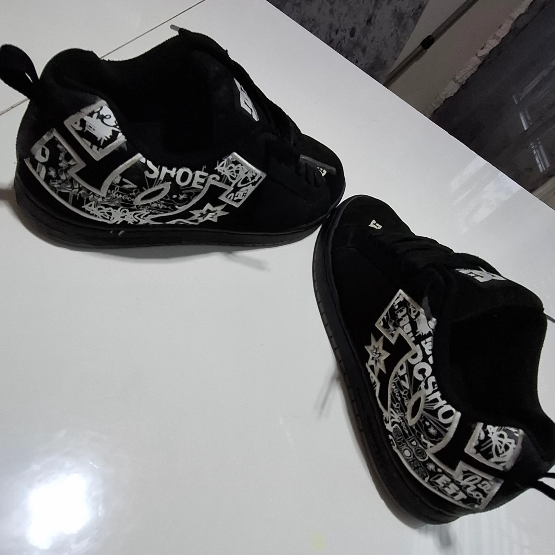 Svarta DC sneakers med grafiska detaljer - 4