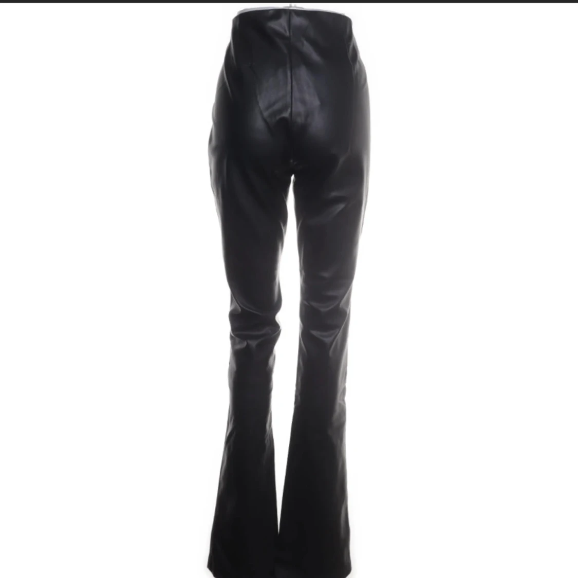 Svarta bootcut byxor i skinnimitation Zara - 1