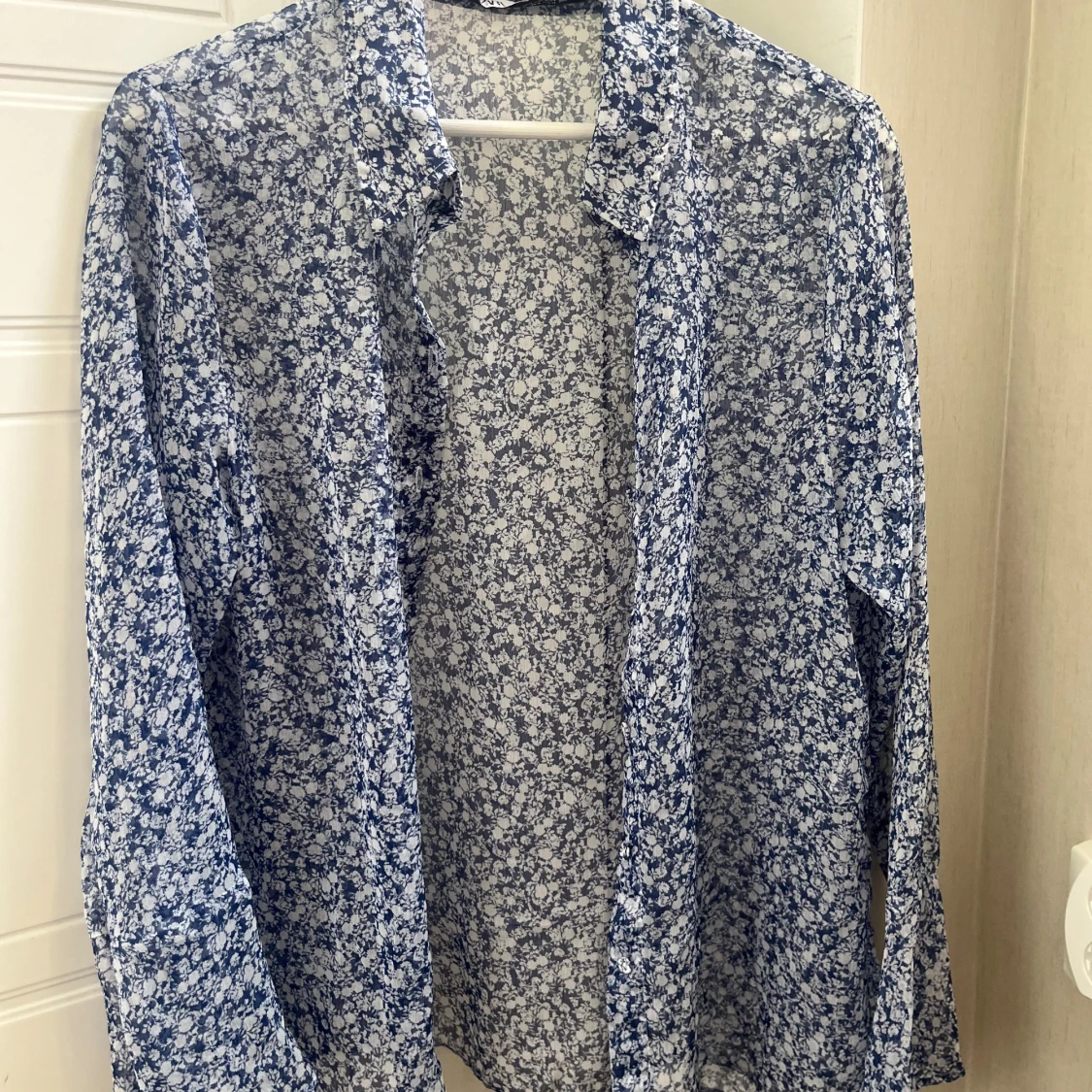 Blåvit blommig skjorta i tunn polyester