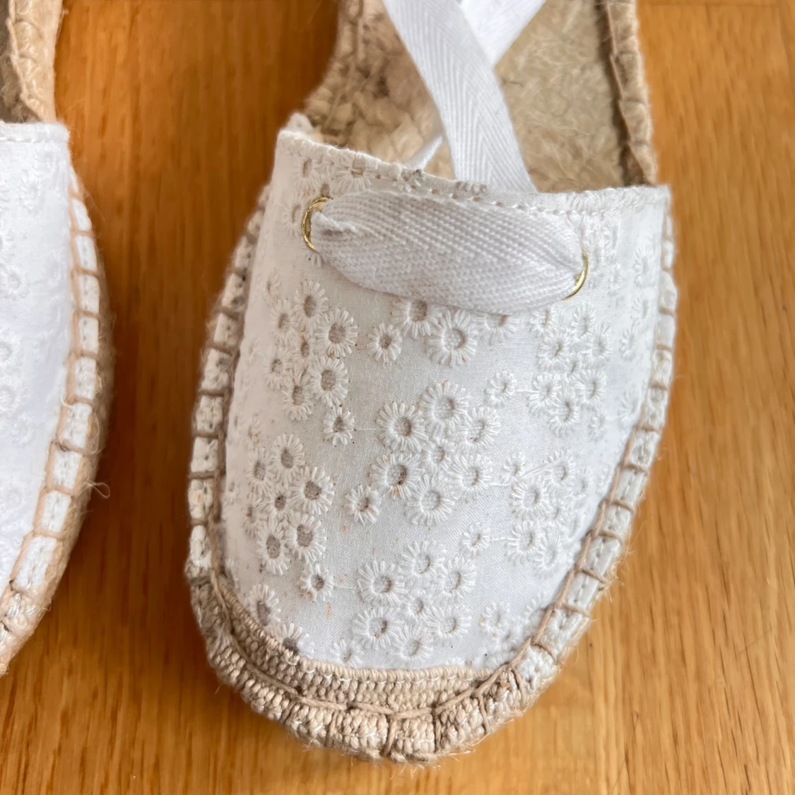 Vita sandaler med broderade blommor H&M - 2