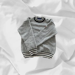 Stickad tröja från Bråtens - Snygg tröja från Bråtens i svart och vit– enkel att matcha och skön att bära. Ett stilrent val, noggrant utvalt med omsorg av AM Clothing.  📩 Frågor? Hör gärna av dig! 📲 Följ oss här på Plik för fler uppdateringar. ♻️ Tack för att du handlar mer hållbart med AM Clothing!