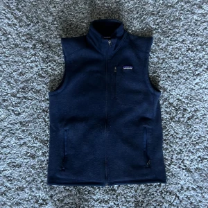 Mörkblå fleeceväst från Patagonia - Säljer nu min skit snygga blå patagoina väst då jag inte använder den längre, allt är i toppskick. [Skick: 9/10] [Pris: 1000:-]Hör av er vid frågor och funderingar. 