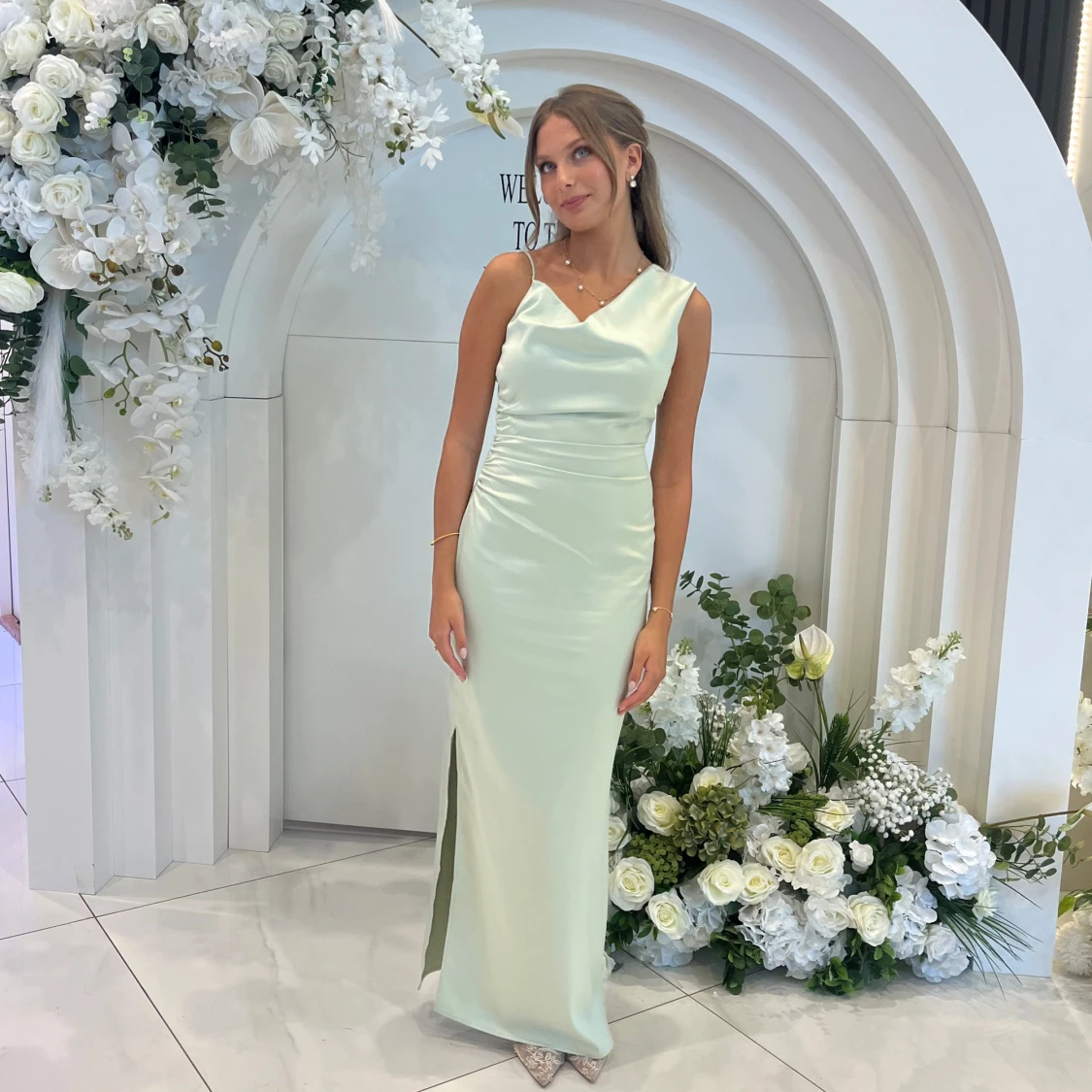 Ljusgrön långklänning i satin - 1