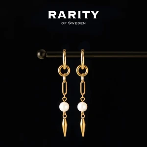 Aurora Earring - Gold: Guldörhängen med pärlor och nitar - Snygga guldörhängen från Rarity of Sweden med kedjedetaljer, vita pärlor och spetsiga hängen. Perfekta för dig som vill ha något unikt och trendigt som sticker ut. Kombinera med andra smycken för en personlig stil. Örhängena är i rostfritt stål och tål vatten!!
