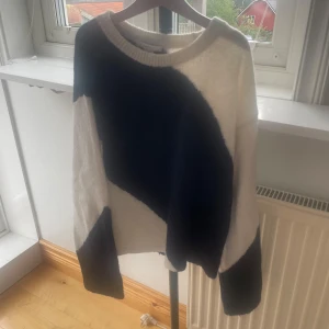 Mjuk svartvit stickad tröja Gina Tricot - Säljer en stickad tröja från Gina Tricot i storlek 158/164. Tröjan har ett coolt svart och vitt mönster med breda block och rund hals. Perfekt för dig som gillar en chill och trendig stil.