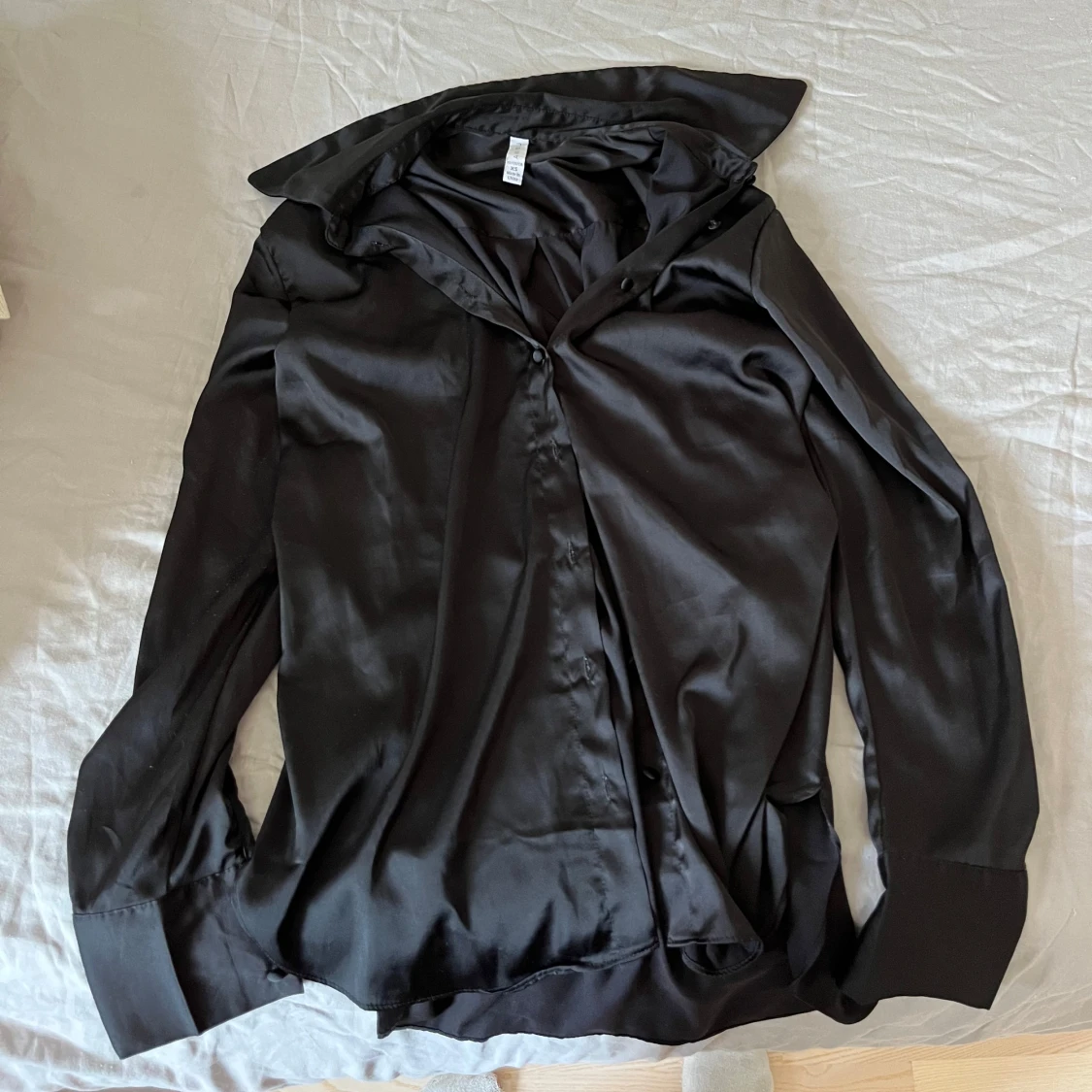 Svart satinskjorta med knappar - 2