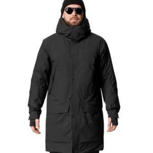 Svart Houdini vindjacka/dunjacka med huva - Svart vindjacka/dunjacka från Houdini med huva och dragkedja hela vägen upp. Jackan har två snedställda fickor med dragkedja och minimalistisk design. Materialet är syntet, vattentätt och andas, perfekt för utomhusäventyr. Passformen är normal och ärmarna är långärmade. Nypris 7000kr. Säljer för att jag har växt ur den. 