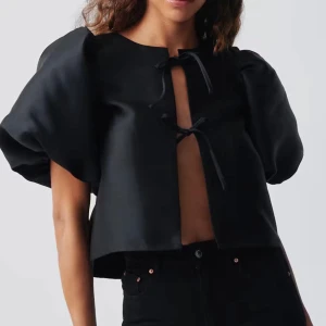 SÖKER KNYTBLUS GINA TRICOT storlek S - Söker denna blus från Gina Tricot storlek S