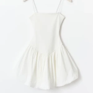 Vit kortklänning med ballongkjol - Supersöt vit kortklänning från Ginatricot med smala axelband och ballongformad kjol. Älskar men kommer inte till användning. Ändas testad 