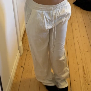 Vita linnebyxor - Säljer mina vita linnebyxor från veromoda, har ett litet trasigt märke som man ser på tredje bilden från att jag spillt nagellim