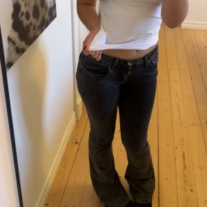 Low waist bootcut jeans - Säljer ett par svarta low waist bootcut jeans från Gina tricot