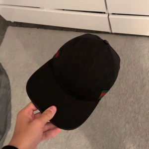 Gucci keps - Använd 2 gånger och kan gå ner i pris vid snabb affär har du frågor osv så kontakta mig. Pris är väldigt lätt att komma överens om. Tags med följer 