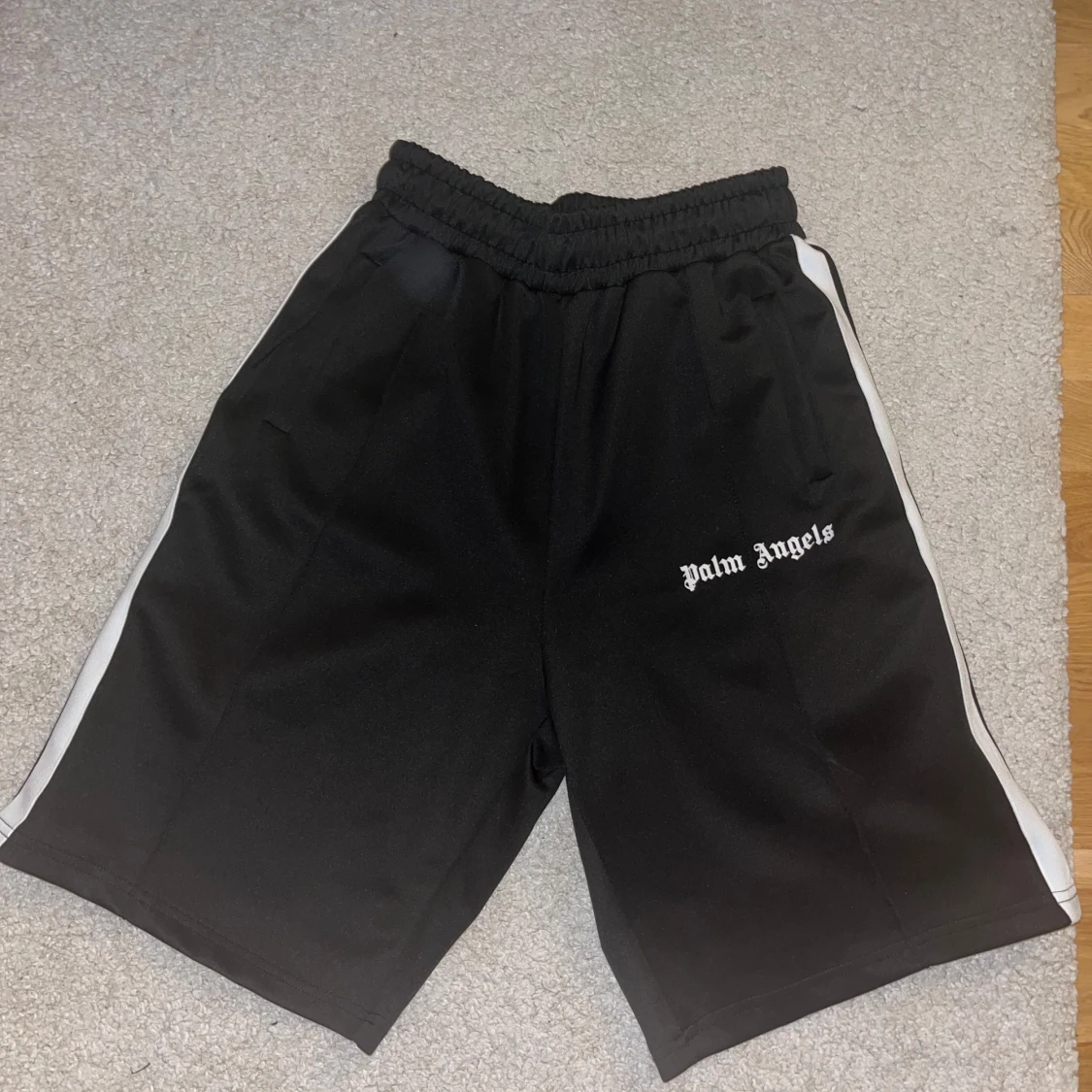Palm Angels svarta shorts med vita ränder
