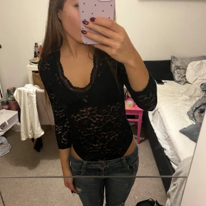 Svart spets body - Säljer en skitsnygg svart spetsbody med trekvartsärm och urringning. Säljer pga att den inte kommer till användning längre. Strl S men passar även xs. Pris kan diskuteras!