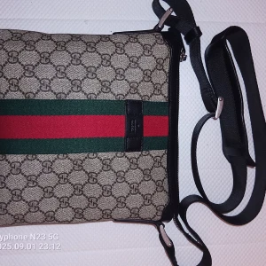 Gucci Messeanger Bag - Hej, då säljer jag min väldigt unika/sällsynta Gucci messeanger bag då jag inte längre har någon användning av axelväskor längre. Den är jätte fräsch har tagit hand om den super bra (ÄKTA) så klart som på andra varor i min profil. Som sagt väldigt sällsynt en väska som ej går att hitta lätt. Den är All Size . Skriv gärna på om du ät intresserad, MVH....