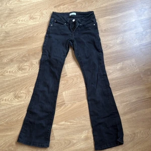 Svarta bootcut jeans från Gina tricot - Svarta jeans från Perfect Jeans i bootcut-modell med snyggt utsvängda ben. Klassisk femficksdesign och bakfickor med lock och knapp. Jeansen har normal passform och är tillverkade i ett mjukt denimtyg.