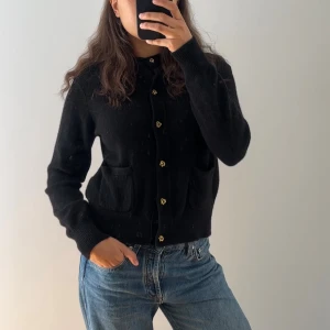 Svart kofta från Massimo Dutti - Svart kofta från Massimo Dutti i kashmir med guldknappar och två fickor framtill. 