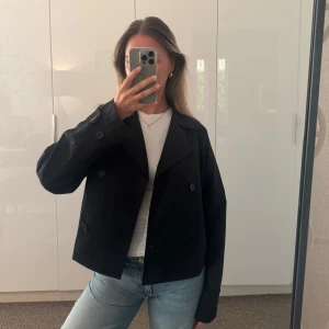 Svart trenchcoat  - Säljer slutsåld trenchcoat från lager 157 i storlek S, använd ett fåtal gånger.