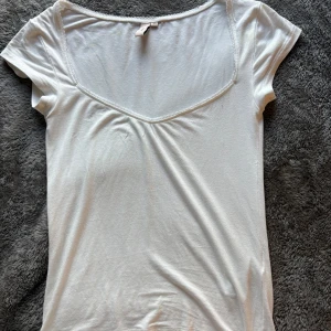 Topp med spetskant - Söt vit topp från Nelly storlek xs, säljer då den inte används, bra skick!