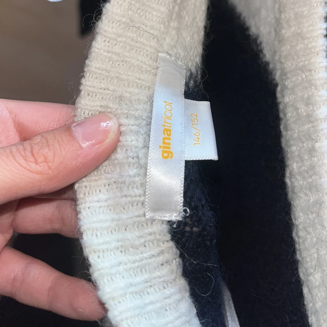 Vit och marinblå stickad tröja - 2