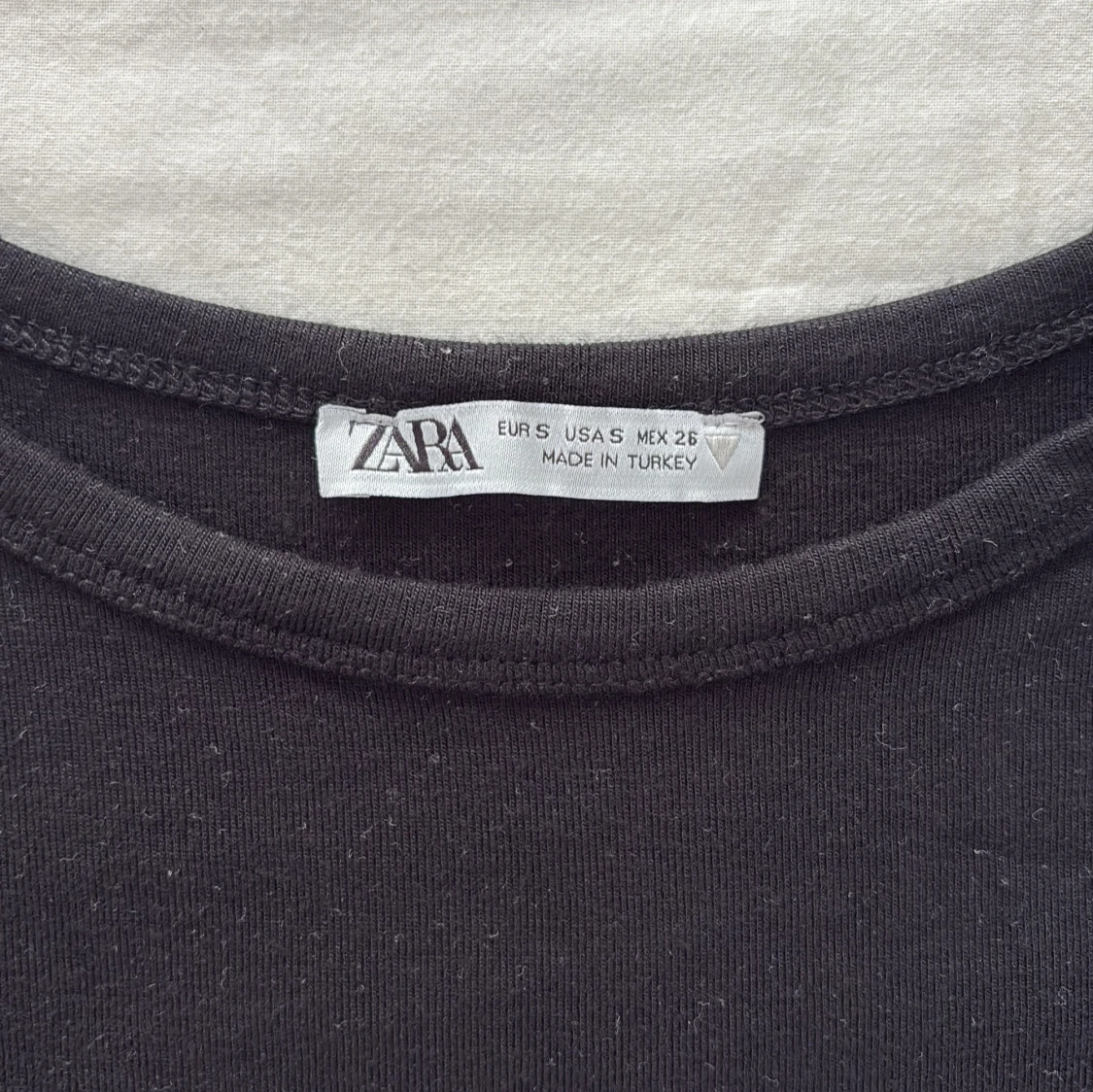 Svart croppad topp från Zara - 1