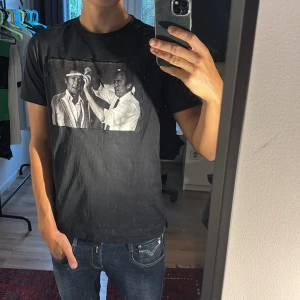 Svart Limitato t-shirt med print - Tjena, säljer nu denna stiliga T-shirten från märket limitato! Säljer den eftersom den inte kommer till användning och skicket är fantastiskt bra. Storlek M men passar också S! Hör av er om ni har funderingar!