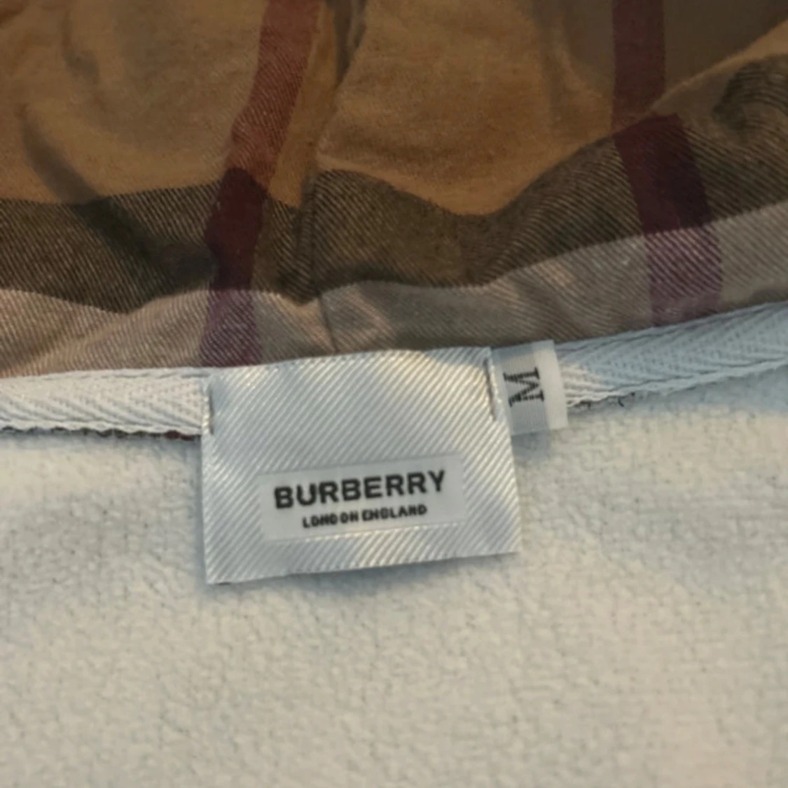 Grå hoodie från Burberry med rutig huva - 2