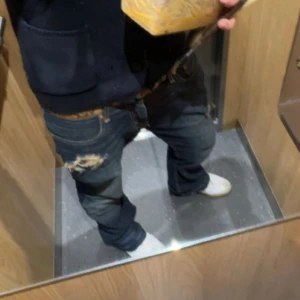 Custom Levi’s Jeans - Super snygga levis jeans. Slitningarna är custom. Heelbite annars inga defekter(bild 2). Bootcut modellen är 527, har vikt ut botten sömmen så skulle säga att dom är L32