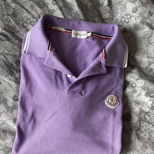 Unik lila Moncler piké -  Är i bra skick har ej används tillräckligt och behöver ny ägare! Storlek L men passar M, pris kan diskuteras 