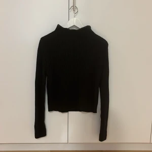 Svart Stickad Tröja - En svart stickad tröja i storlek S.
