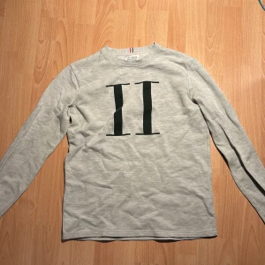 Les deux copenhague tröja - Stilren tröja i storlek S, inga fläckar eller slitningar.  Stor logga i sammet på magen.                                     Använd fåtal gånger