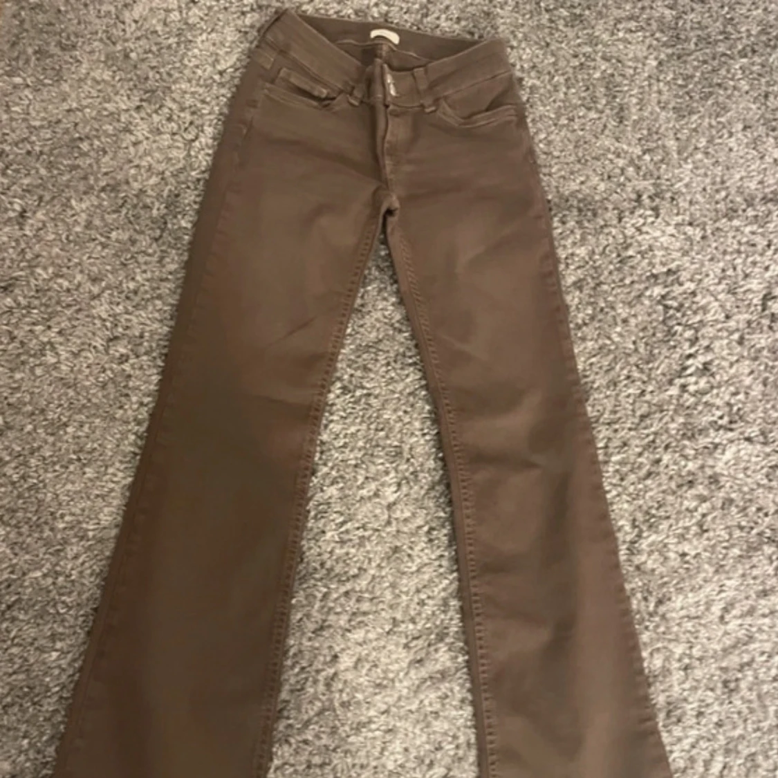 Bruna bootcut byxor från Nelly