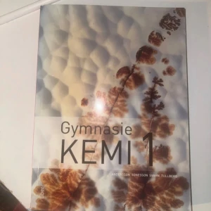 Gymnasiekemi 1 - Använd men i gott skick. Bläddra för att se skavanker.