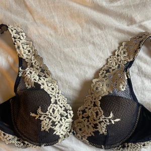 Intimissimi bh - Storleken har jag klippt bort men den passar mig som vanligtvis har 70A eller 75A eller B. Är osäker på exakt storlek på bh:n är men runt där någonstans ialla fall. Köpt helt ny på intimissimi för 500 kr. Kan gå ner i pris