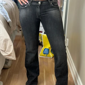 Grå Replay Oregon jeans 30/32 - Snygga svarta Replay Oregon jeans med diskret tvätt och bootcut ben. Klassisk femficksmodell med silverfärgade detaljer och logga på bakfickan. Jeansen har normal passform och är tillverkade i mjukt denimtyg som sitter skönt hela dagen. Nypriset ligger på runt 1500kr