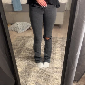 Grå bootcut jeans med slitning - lågmidjade jeans från lager hålet är gjort själv 